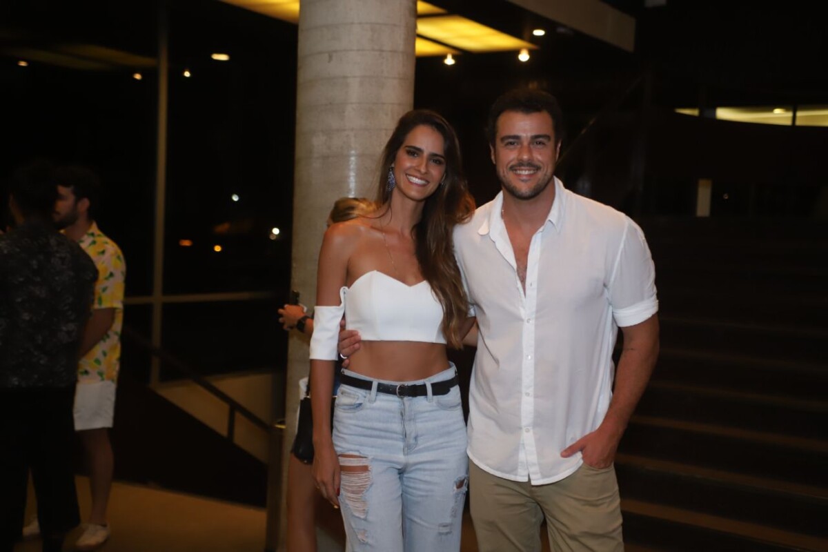 Joaquim Lopes leva a nova namorada, Marcella Fogaça, a show de Silva.  Fotos! - Purepeople