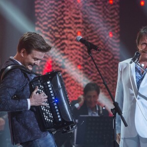 Michel Teló mostrou sua habilidade na sanfona ao fazer um novo dueto com Roberto Carlos