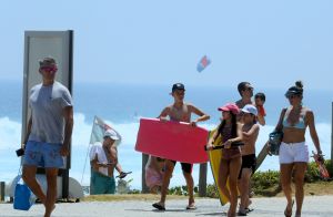 Flávia Alessandra vai a praia com a família em dia de calor, no Rio