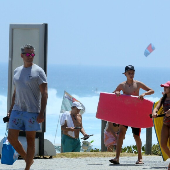 Flávia Alessandra caminha no calçadão com a família