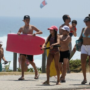 Flávia Alessandra curte dia de sol na praia