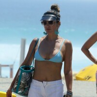 Flávia Alessandra vai a praia com a família em dia de calor, no Rio