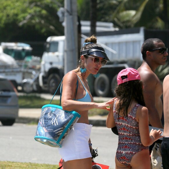 Flávia Alessandra aproveita dia de muito calor na praia