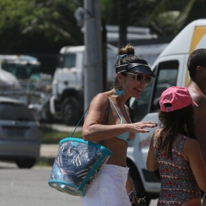 Flávia Alessandra usa biquínia azul para curtir dia na praia