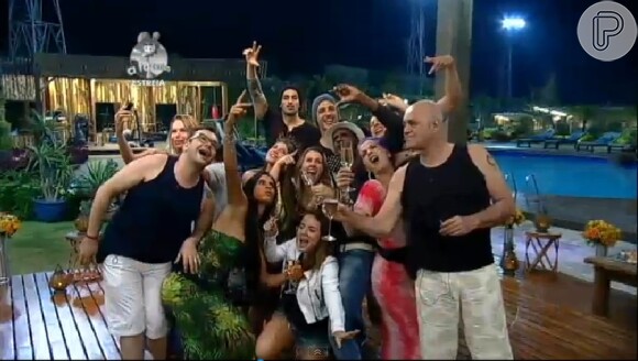 Peões brincam de tirar selfie na estreia de 'A Fazenda 7'