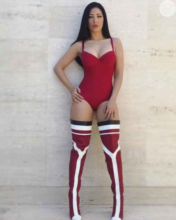 Simaria eleva autoestima em foto de body e botas over the knee: 'Ame seu corpo'