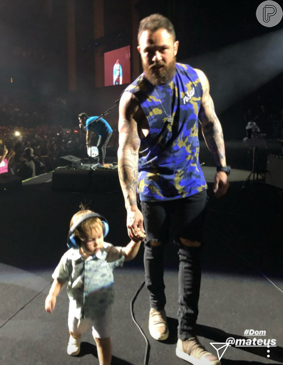 Mateus, da dupla com Jorge, recebeu o filho no palco durante um show em São Paulo