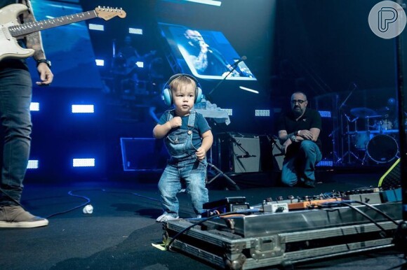 Mateus, da dupla com Jorge, recebeu o filho no palco durante show