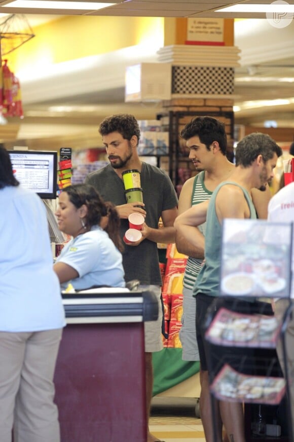 Cauã Reymond saiu para fazer comprar com Gilmar, irmão de Grazi Massafera, em um supermercado no Rio