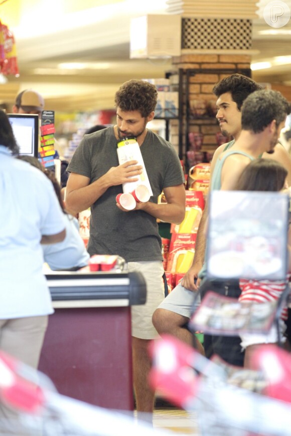 Cauã Reymond comprou sorvetes com o irmão de Grazi Massafera, Gilmar, no Rio