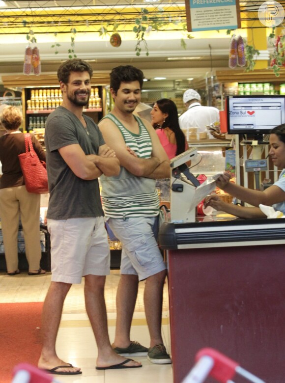 Cauã Reymond faz compras com o irmão de Grazi Massafera, Gilmar, no Rio, na noite deste domingo, 14 de setembro de 2014