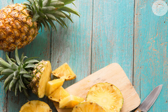Para fazer um detox no corpo, vale consumir frutas orgânicas da estação, como o abacaxi