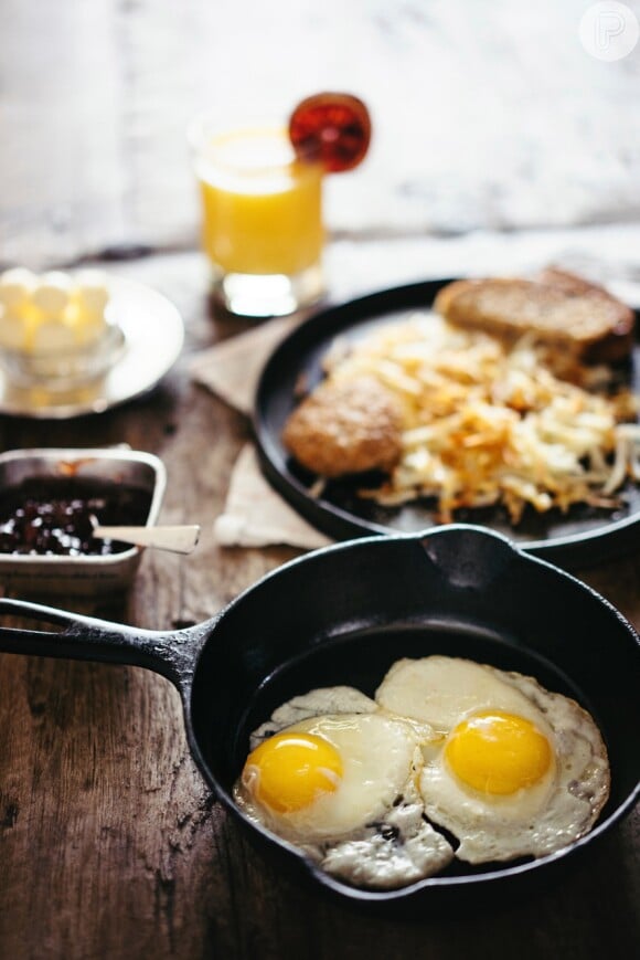 Para evitar a farinha refinada, o pão do café da manhã pode ser substituído por ovos com ervas e especiarias