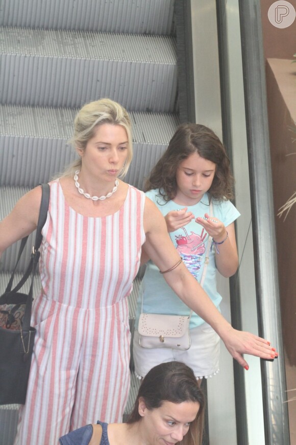 Leticia Spiller apostou em um macacão pantacourt listrado para a tarde em shopping com a filha