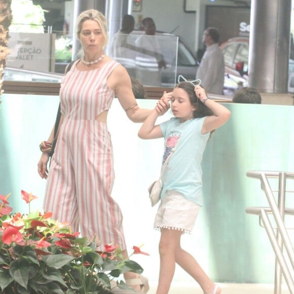 Leticia Spiller passeia de mãos dadas com a filha, Stella, de 7 anos