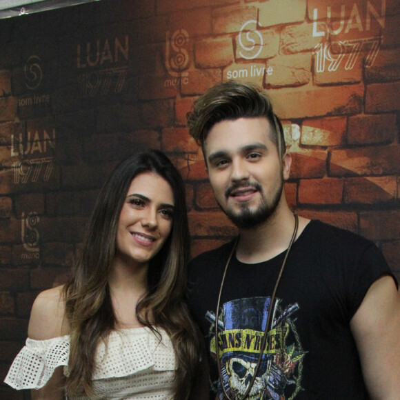 'Ela fez vários para mim. Esses dias ela me ligou para contar que o estágio que ela fez na faculdade credencia ela para ser personal stylist', afirmou Luan Santana sobre a namorada, Jade Magalhães
