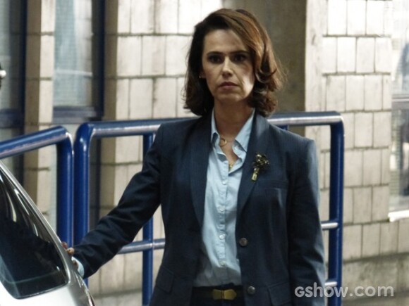 Sandra (Susana Ribeiro) aparece de última hora no "Parker Mulher Especial" e acusa Jonas (Murilo Benício) de vários delitos, em 'Geração Brasil'
