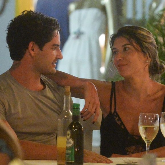 Rebeca Abravanel acompanha treino de namorado, Alexandre Pato, na Bahia nesta segunda-feira, dia 31 de dezembro de 2018