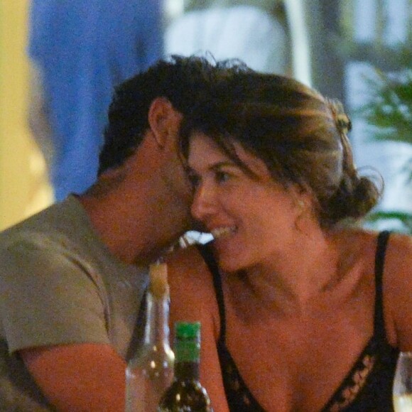 Rebeca Abravanel e namorado, Alexandre Pato, foram clicados em clima de romance em Trancoso