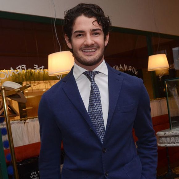 Alexandre Pato treinou na praia e ganhou a companhia da namorada, Rebeca Abravanel