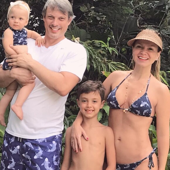 Eliana combinou roupa de praia com o noivo, Adriano Ricco, e os filhos, Arthur e Manuela