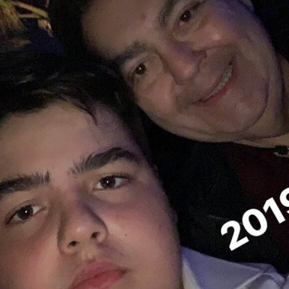 Fausto Silva e o filho mais velho, João Guilherme, curtiram o réveillon nos Emirados Árabes e saudaram a chegada de 2019 antes de quem está no Brasil