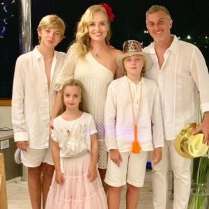 Luciano Huck exalta diálogo em foto com Angélica e filhos no Ano-Novo nesta terça-feira, dia 01 de janeiro de 2018