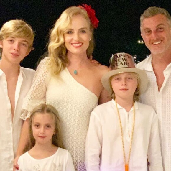 Luciano Huck exalta diálogo em foto com Angélica e filhos no Ano-Novo nesta terça-feira, dia 01 de janeiro de 2018
