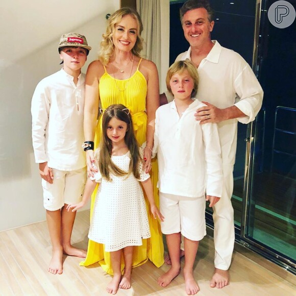 Luciano Huck escreveu os votos da família em seu Instagram com uma foto dos cinco reunidos