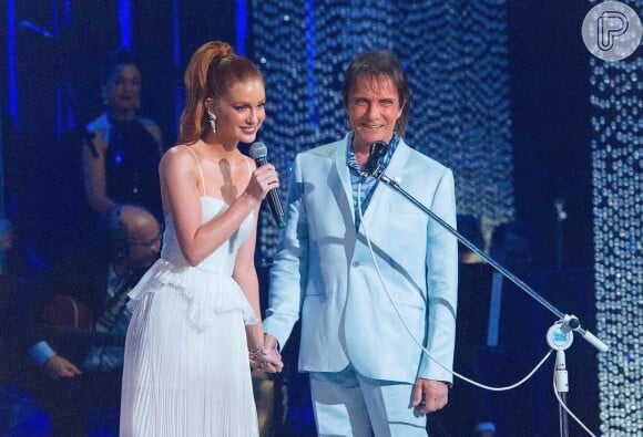 Marina Ruy Barbosa fez dueto com Roberto Carlos no especial de fim de ano do rei e foi elogiada: 'Canta bem'