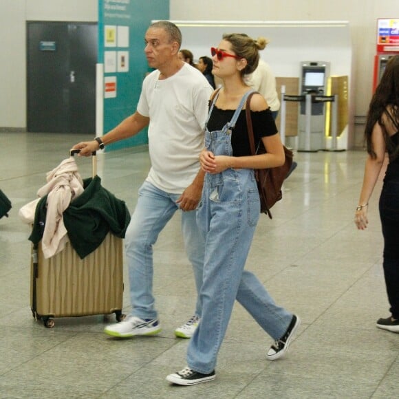 Sasha Meneghel foi fotografada em aeroporto do Rio de Janeiro