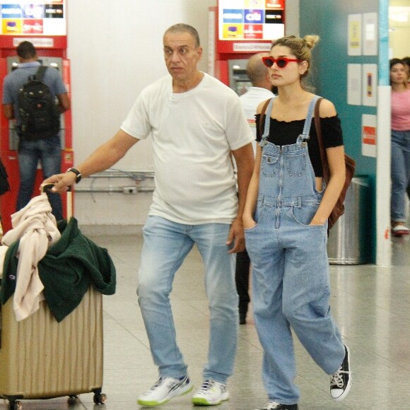 Sasha Meneghel usou jardineira com blusa ombro a ombro