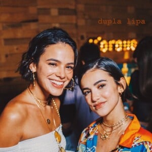 No Réveillon, Bruna Marquezine apostou em um vestido de tricô com calcinha branca à mostra