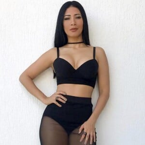 Simaria usou uma hot pants por baixo de uma saia preta com transparência