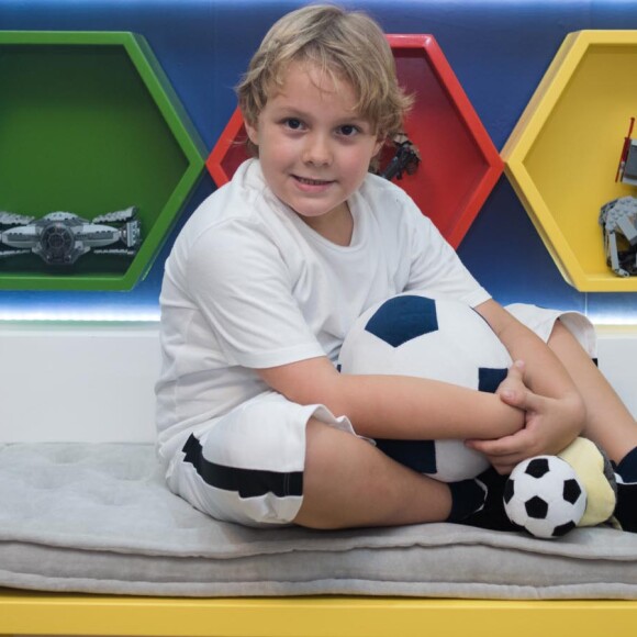 Davi Lucca tem quarto decorado com temática de futebol