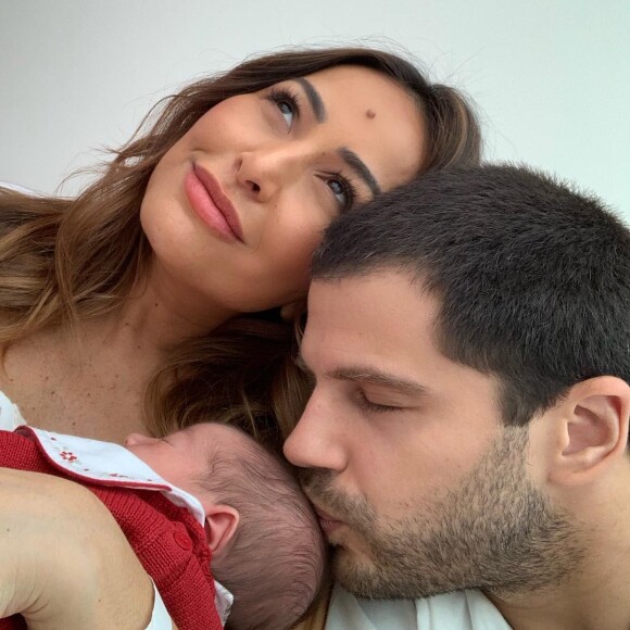 Os traços em comum entre Duda Nagle e a filha foram alvo de comentários de fãs: 'Sabrina carrega Zoe por 2 anos e essa princesa sai a cara do pai. Vê se pode...'