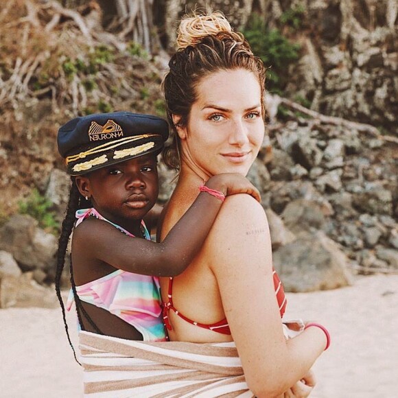 Giovanna Ewbank publica foto carregando a filha, Títi, em Fernando de Noronha e ganha elogio de Bruna Marquezine: 'Puro amor'