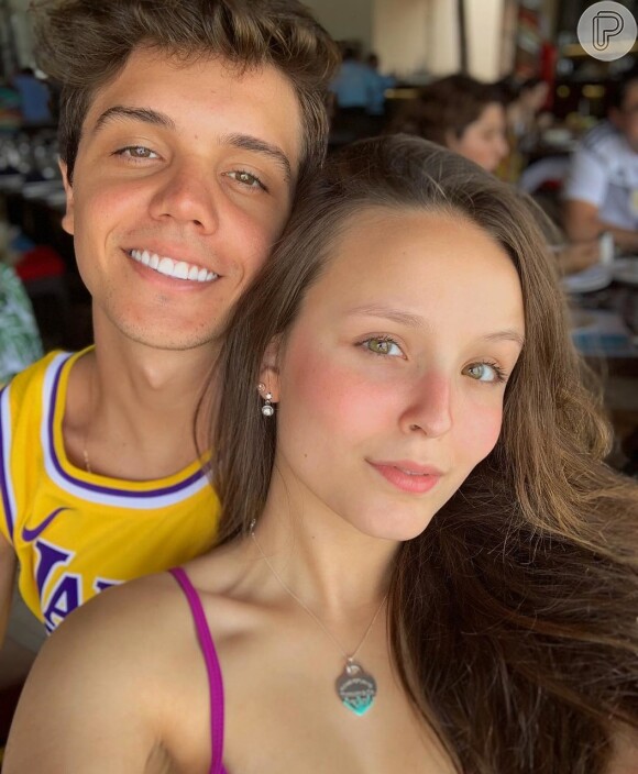 Larissa Manoela lamentou distância do namorado, Leo Cidade, que retornou ao Brasil: 'Um dia sem você parece um ano'