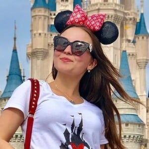 Larissa Manoela segue em viagem pelos EUA e com frequência visita a Disneylândia