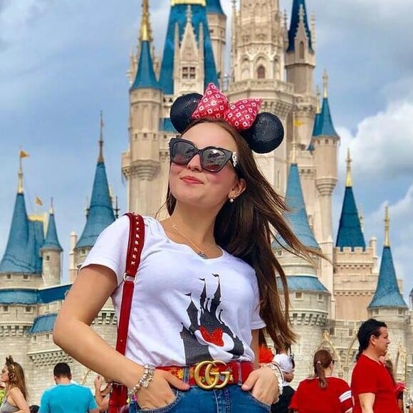 Larissa Manoela segue em viagem pelos EUA e com frequência visita a Disneylândia