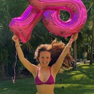 Larissa Manoela postou foto de biquíni para comemorar os seus 18 milhões de seguidores no Instagram