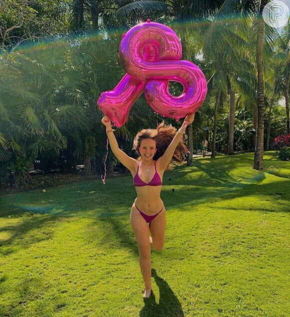 Larissa Manoela postou foto de biquíni para comemorar os seus 18 milhões de seguidores no Instagram