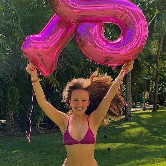 Larissa Manoela postou foto de biquíni para comemorar os seus 18 milhões de seguidores no Instagram