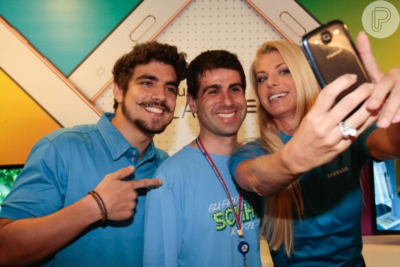 Caio Castro tirou selfies com fãs