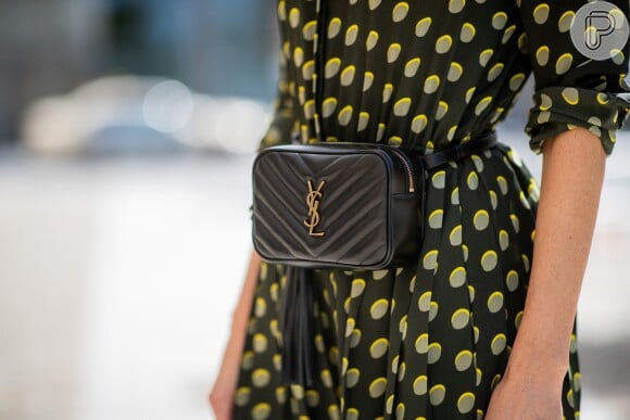 A pochete pretinha nada básica com logo tendência de Yves Saint Laurent + estampa de poá repaginada