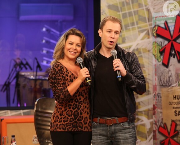 Fernanda Souza e Tiago Leifert se divertiram na estreia da versão web do 'The Voice'