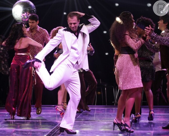 Tiago Leifert dançando na chamada do 'The Voice' para a TV