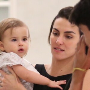 Em registro raro, filha de Rodrigo Santoro e Mel Fronckowiak aparece usando babador da grife Chanel durante passeio com a mãe