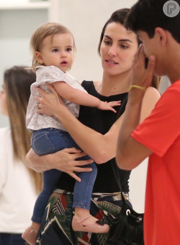 Em registro raro, filha de Rodrigo Santoro e Mel Fronckowiak aparece usando babador da grife Chanel durante passeio com a mãe