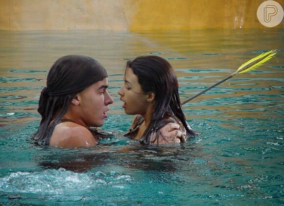 A atriz Carolina Oliveira afirma que não teve em protagonizar cenas quentes com Thiago Martins no filme 'Encantados': 'Foi tudo muito natural e cuidadoso'